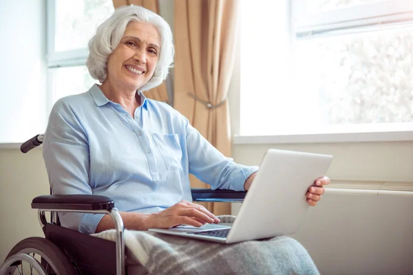 Mulher com deficiência usando computador — Fotografia de Stock