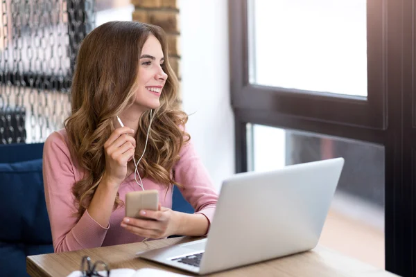 Alegre encantadora mujer sonriente en la cafetería —  Fotos de Stock