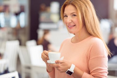 neşeli kadın kahve içme