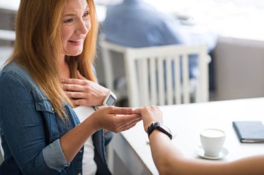 Neşeli anne kızı ile istirahat