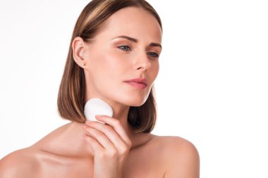 Pamuk ped kullanarak Pretty genç kadın