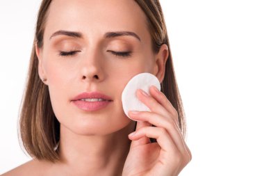 Pamuk ped kullanan pozitif genç kadın