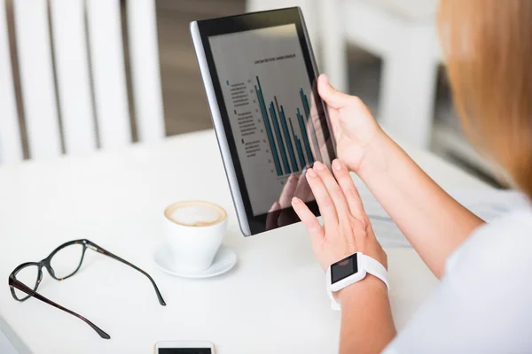 Angenehme Frau mit Tablet — Stockfoto