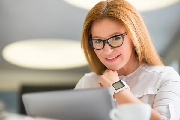 Delighted senior woman using tablet — Stock Photo, Image