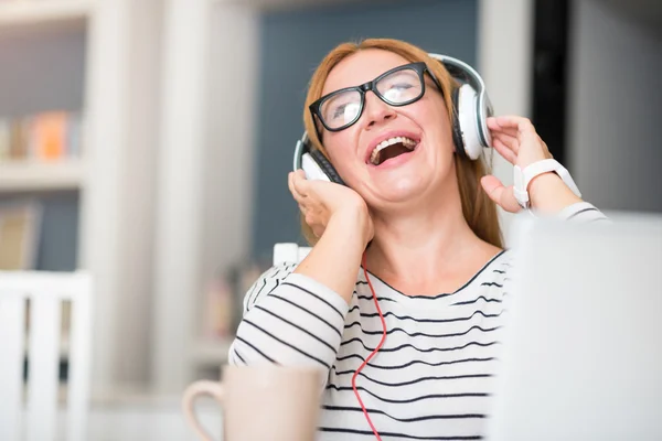 Mujer muy alegre escuchando música —  Fotos de Stock