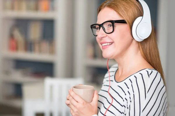 Positiv kvinna lyssna på musik — Stockfoto