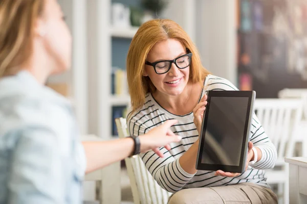 Colegas positivos usando tableta — Foto de Stock