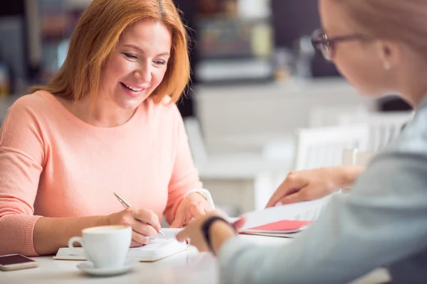 Fröhliche Frau führt ein Interview — Stockfoto