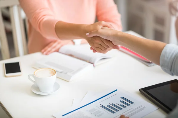 Piacevole donne che stringono la mano — Foto Stock