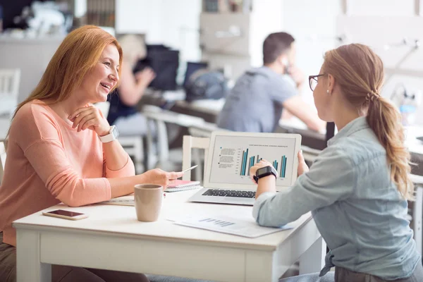 Mujer alegre realizando una entrevista — Foto de Stock