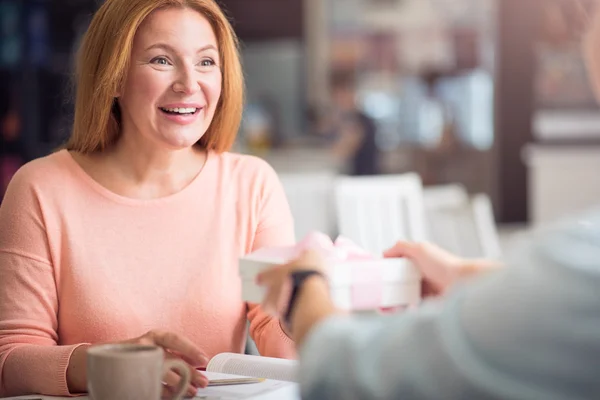 Positieve vrouwen zitten aan tafel — Stockfoto