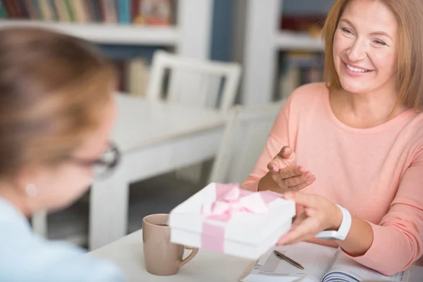 Trevlig leende kvinna Holding present — Stockfoto