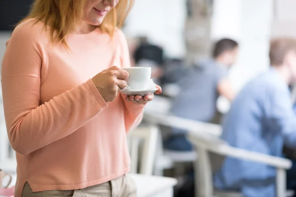 Wanita konten yang menyenangkan memegang secangkir kopi — Stok Foto