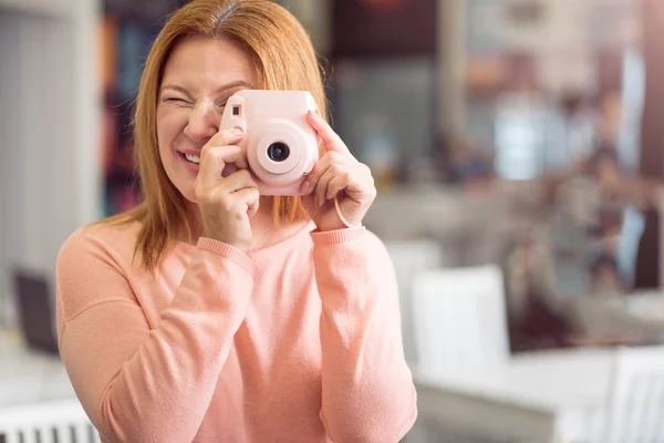 Positive Frau beim Fotografieren — Stockfoto