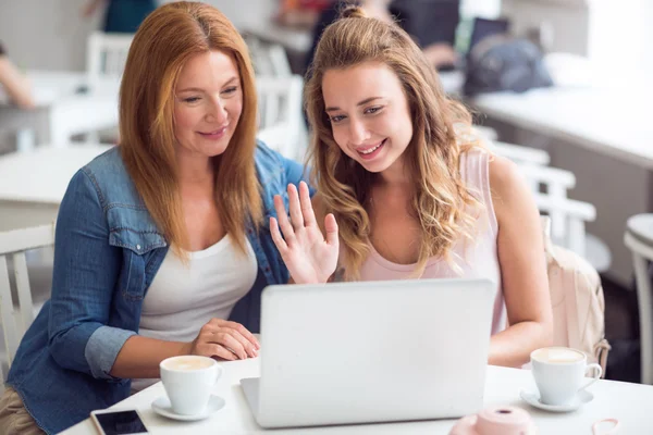 Mère et fille positives assises dans le café — Photo