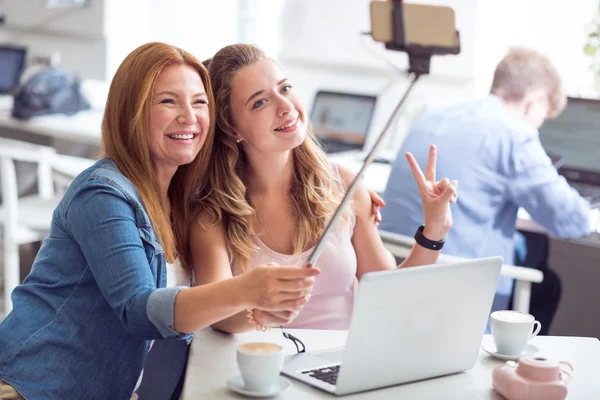 Joyeux mère et fille faisant selfies — Photo