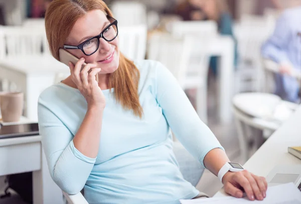 Positive Frau telefoniert mit dem Handy — Stockfoto