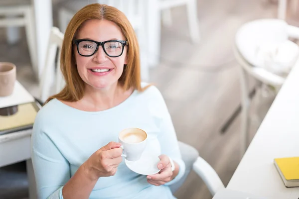 Веселая женщина пьет кофе — стоковое фото