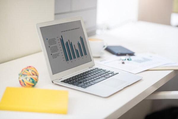 Ноутбук стоит на столе
