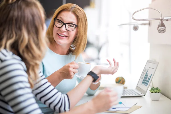 Positive colleagues drinking coffee — Stock Photo, Image