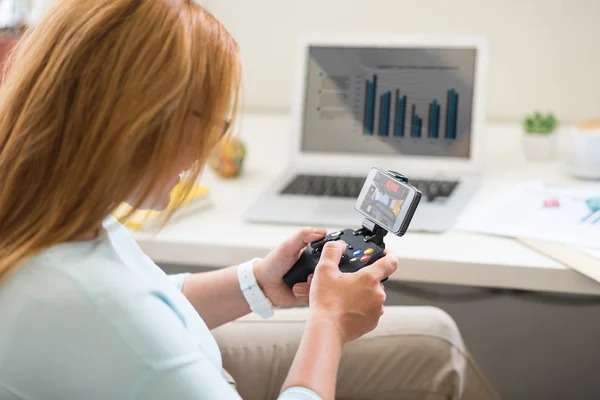 Fröhliche Frau spielt Videospiele — Stockfoto