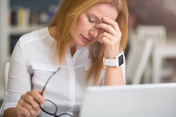 Fröhliche Frau am Tisch — Stockfoto