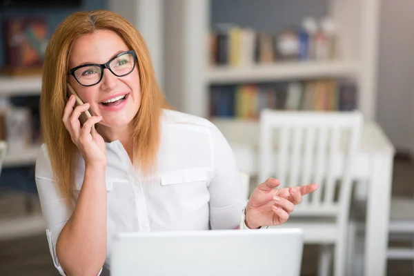 Miły starszy kobieta rozmowy na telefon komórkowy — Zdjęcie stockowe