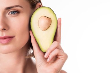 Güzel genç kadın holding avokado
