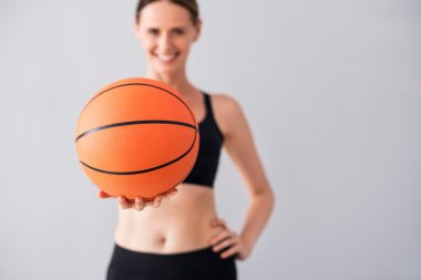 Turuncu topu olan güzel kadın