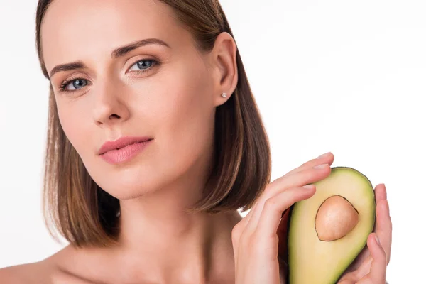 Jovem mulher positiva segurando frutas — Fotografia de Stock