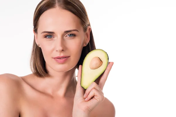 Mooie jonge vrouw met avocado — Stockfoto