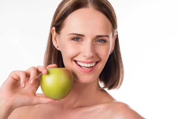 Meyve tutan mutlu genç kadın — Stok fotoğraf