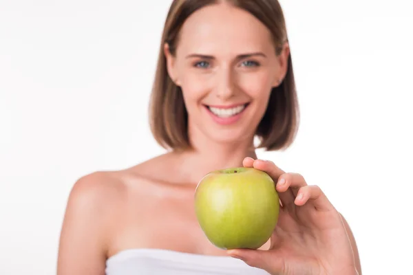 Leuke jonge vrouw met Apple — Stockfoto