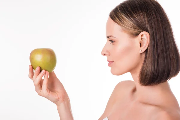 Mujer joven positiva sosteniendo manzana verde — Foto de Stock