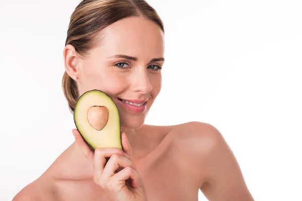 Mujer joven agradable sosteniendo aguacate — Foto de Stock