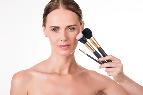 Jalá mujer sosteniendo cepillos de maquillaje —  Fotos de Stock