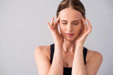 Ağrısı olan çekici genç kadın