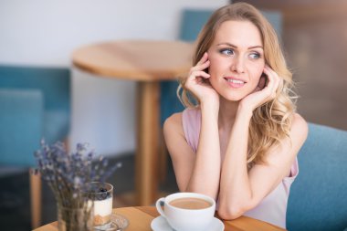 çekici bir genç kadın rahatlatıcı