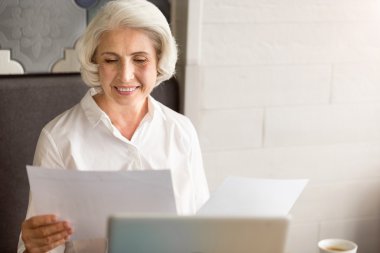 Hoş ciddi üst düzey kadın kağıtları ile çalışan