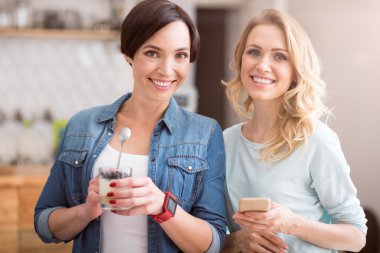 Güzel kadınlar birlikte dinleniyor