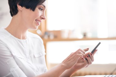 Pretty iş kadını telefon tutan