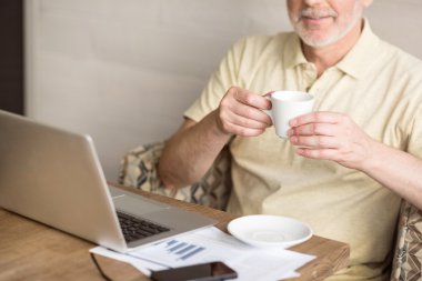 Hoş yaşlı adam kahve içiyor