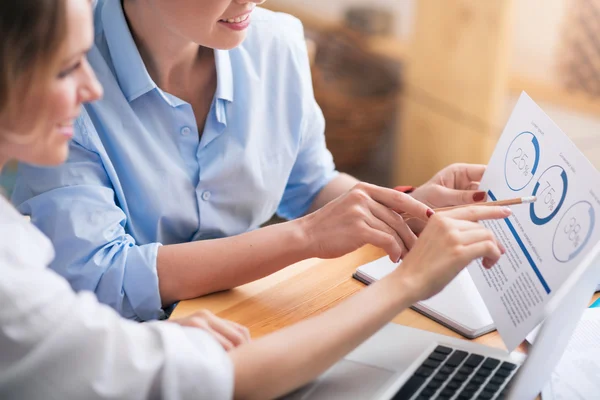 Schöne Kollegen mit Laptop — Stockfoto