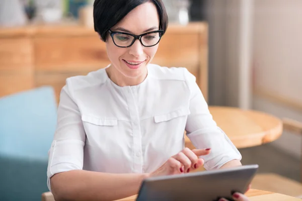 Attractive businesswoman holding tablet — Stock Photo, Image