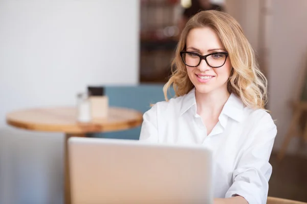 Sevimli genç bir kadın laptop kullanma — Stok fotoğraf