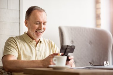 Oyun konsolu kullanarak pozitif yaşlı kadın