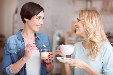 Birlikte rahatlatıcı sevimli kadın