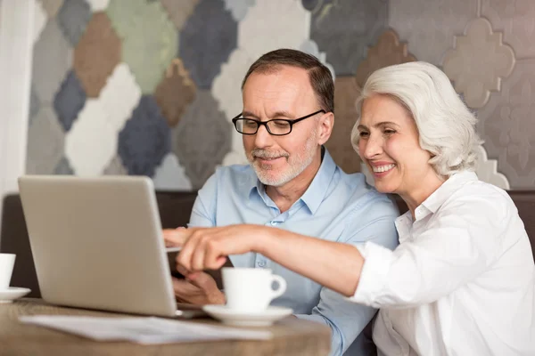 Positives Paar sitzt am Tisch — Stockfoto