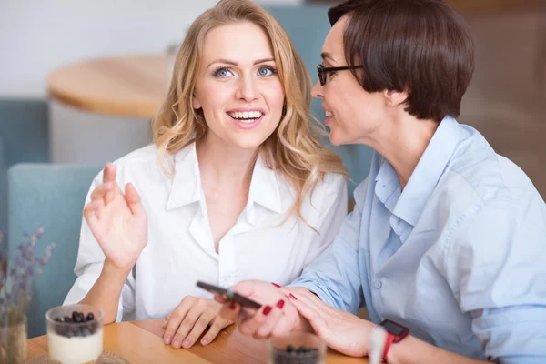 Twee schattige vrouwen met plezier — Stockfoto