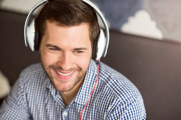 Веселий чоловік слухає музику — стокове фото